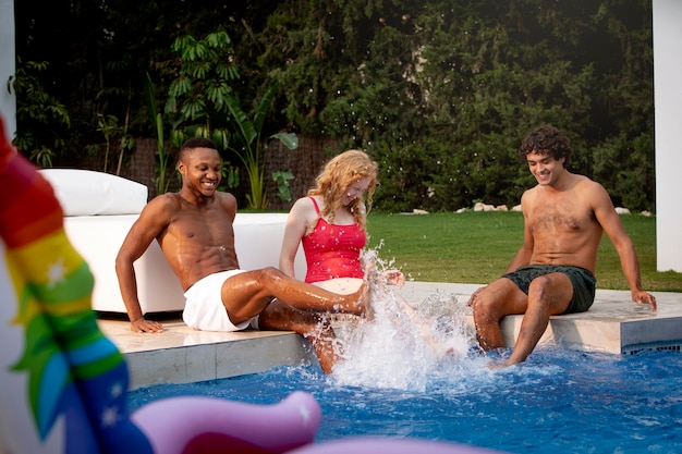 Amis ayant une fête à la piscine