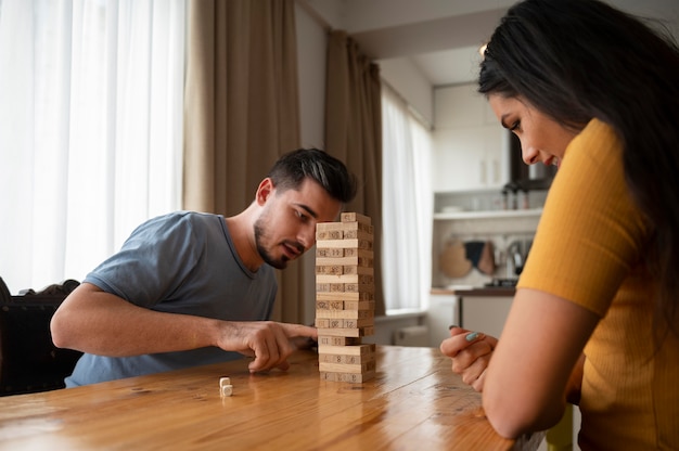 Photo gratuite amis ayant une soirée de jeu amusante