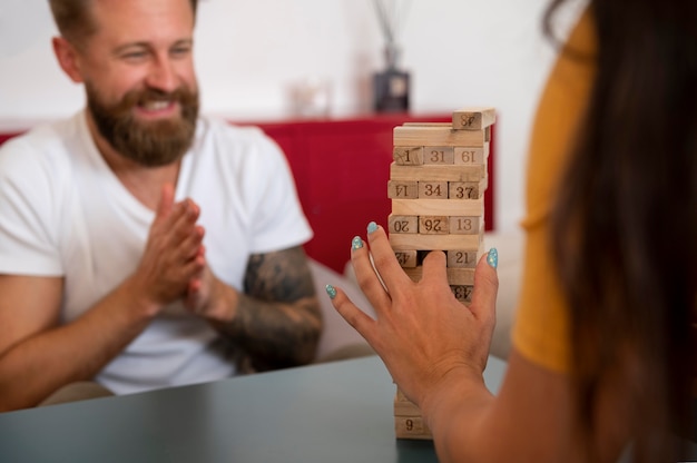 Photo gratuite amis ayant une soirée de jeu amusante