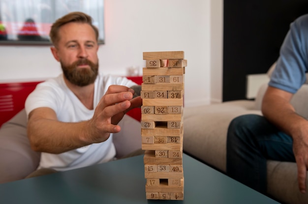 Amis ayant une soirée de jeu amusante