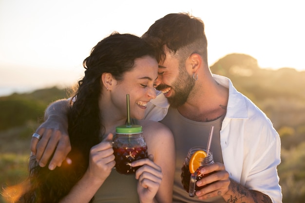 Photo gratuite amis ayant une soirée sangria au bord de la plage