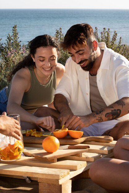 Amis ayant une soirée sangria au bord de la plage