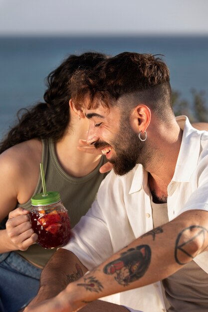 Amis ayant une soirée sangria au bord de la plage