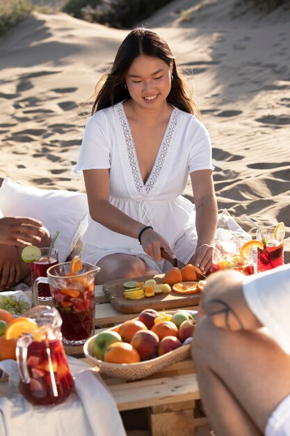 Amis ayant une soirée sangria au bord de la plage