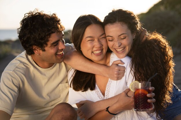 Photo gratuite amis ayant une soirée sangria au bord de la plage