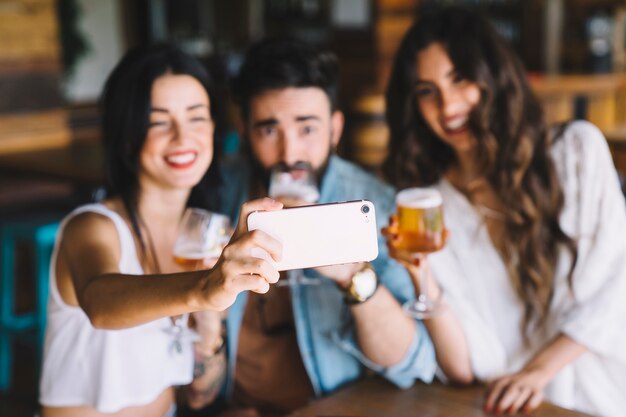 Amis en bar qui prennent une selfie