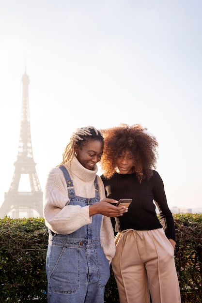 Amis de belles femmes passant du temps ensemble