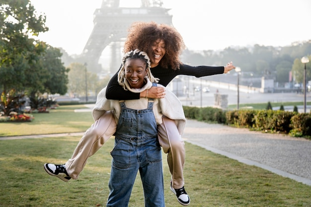 Amis de belles femmes passant du temps ensemble