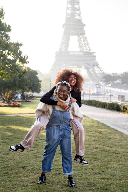 Photo gratuite amis de belles femmes passant du temps ensemble