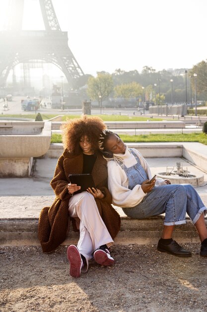 Amis de belles femmes passant du temps ensemble