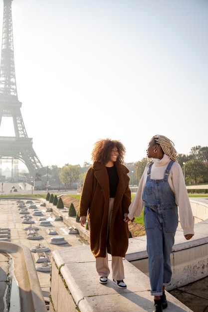 Photo gratuite amis de belles femmes passant du temps ensemble