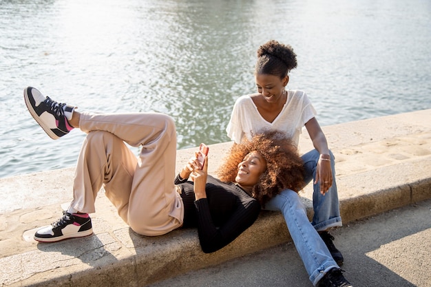 Amis de belles femmes passant du temps ensemble