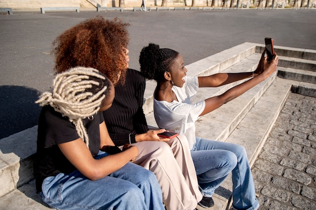 Amis de belles femmes passant du temps ensemble