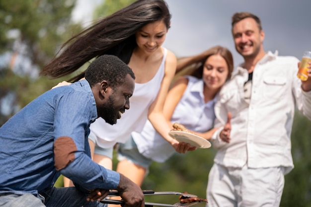 Amis bénéficiant d'un barbecue en plein air