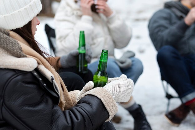 Amis avec des bouteilles de bière à l'extérieur