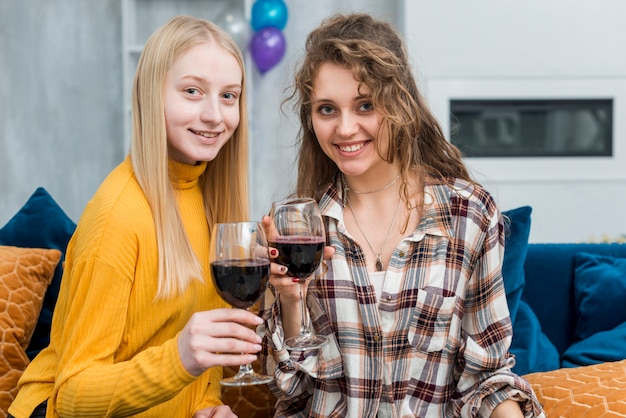 Photo gratuite amis buvant une coupe de vin