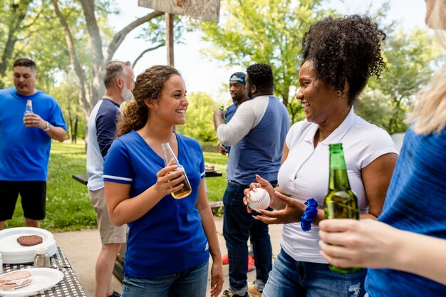 Amis buvant et mangeant à une fête de hayon