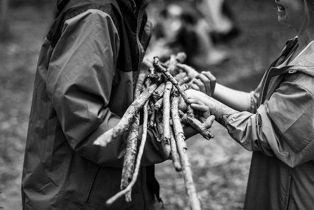 Amis campant dans la forêt ensemble