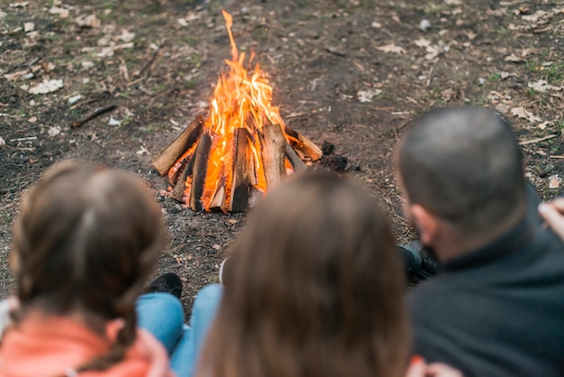 Amis camping avec feu de joie