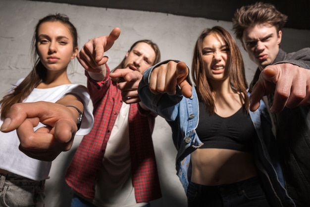 Amis en colère debout ensemble