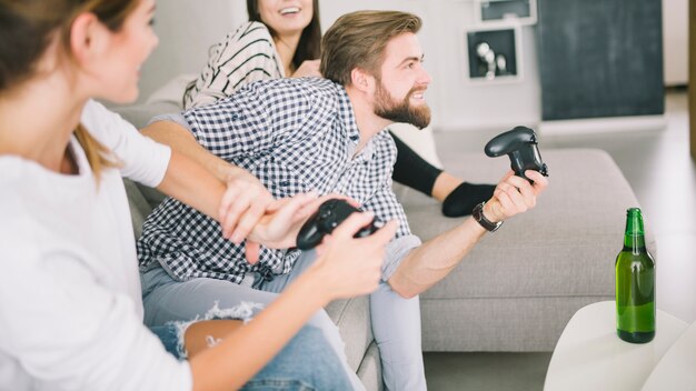 Amis compétitifs appréciant le jeu vidéo sur la fête