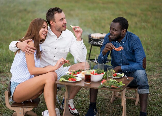 Amis à côté de manger au barbecue