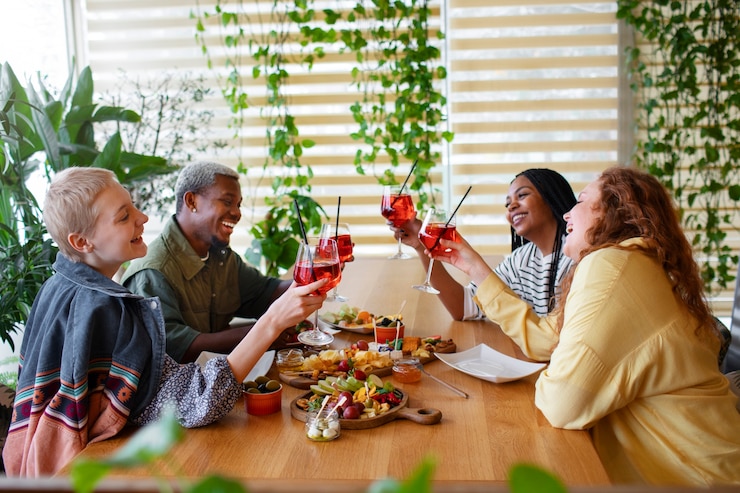 Photo gratuit amis à coup moyen ayant des cocktails