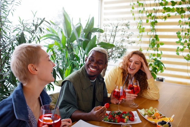 Amis à coup moyen ayant des cocktails