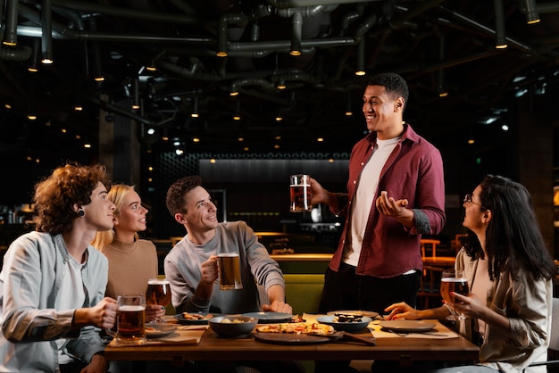 Amis coup moyen avec de la bière au pub