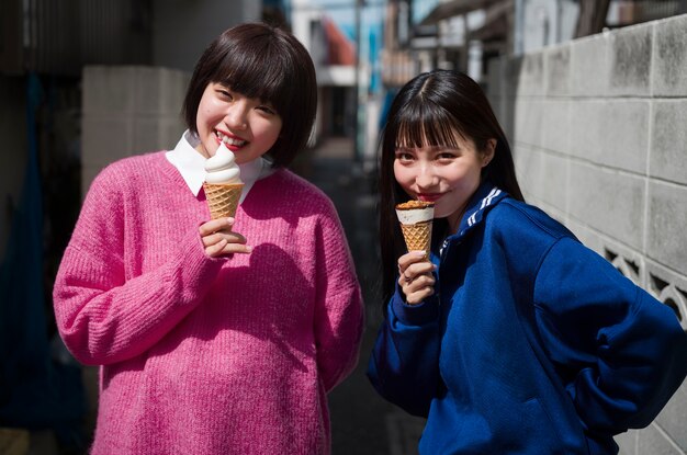 Amis à coup moyen avec des glaces