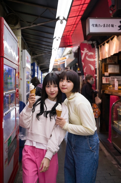 Amis à coup moyen avec des glaces