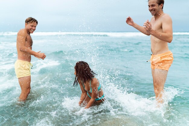 Amis de coup moyen avec des maillots de bain