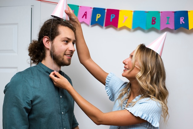 Photo gratuite amis à coup moyen portant des chapeaux de fête