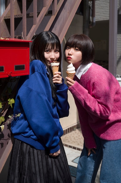 Photo gratuite amis à coup moyen posant avec de la glace