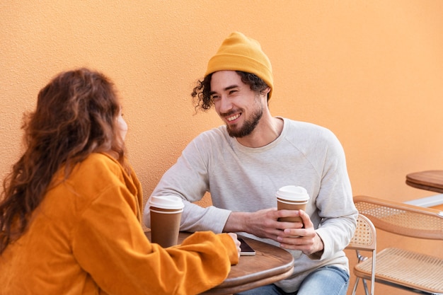 Photo gratuite amis de coup moyen avec des tasses à café