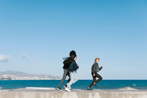 Amis courir devant la mer