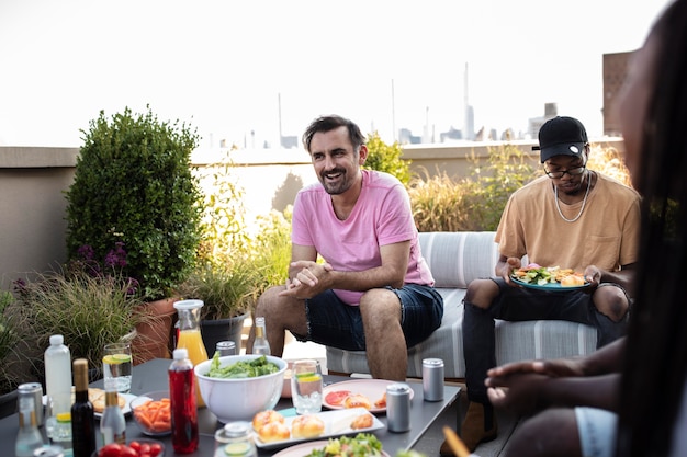 Amis cuisinant ensemble sur un barbecue