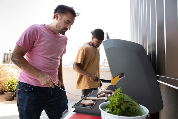 Amis cuisinant ensemble sur un barbecue