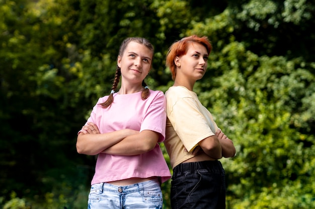 Amis debout à l'arrière à l'extérieur