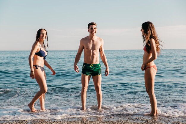 Amis debout à la plage