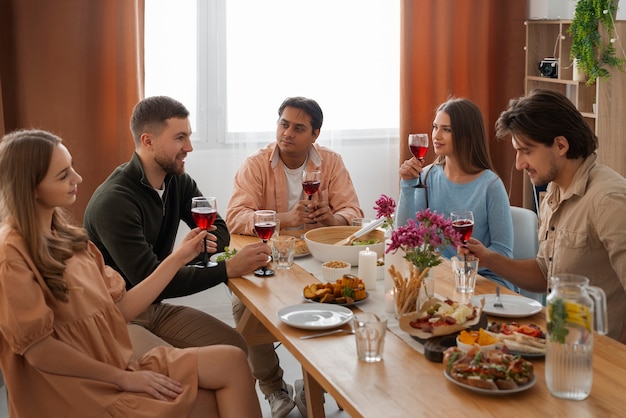 Des amis à un dîner.