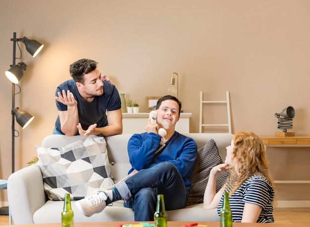 Amis discutant pendant que l'homme parle au téléphone