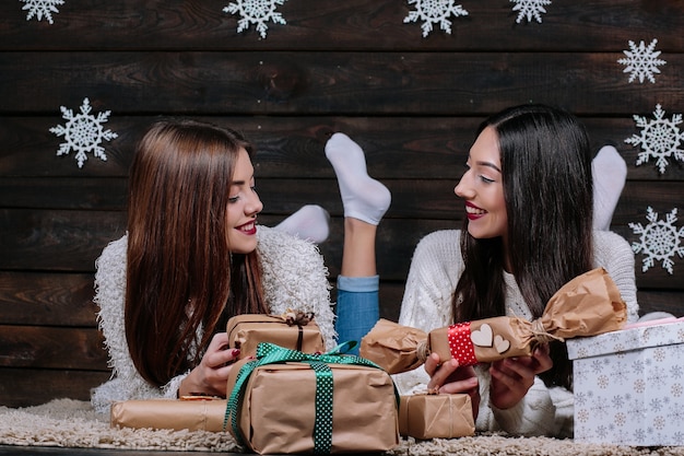 Amis donnant des cadeaux de Noël