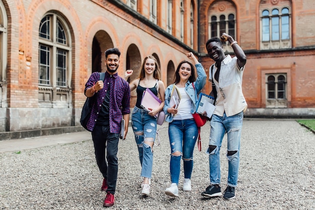 Amis avec des émotions heureuses de sourire à l'université