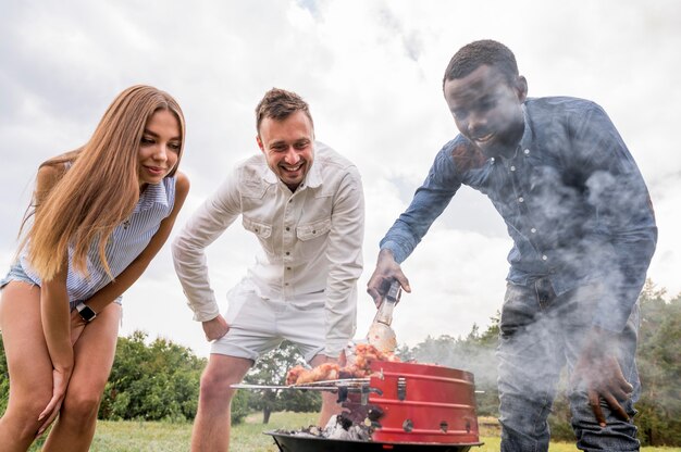 Amis ensemble à côté du barbecue