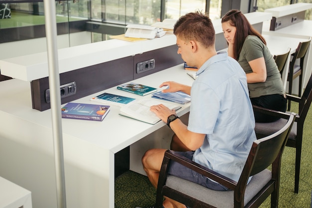 Amis étudiant au collège