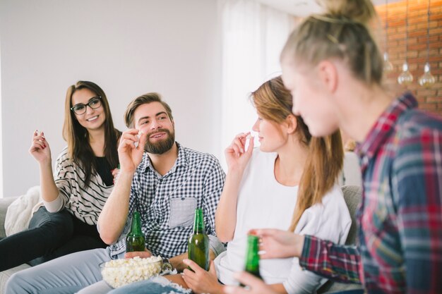 Amis excités jeter avec pop-corn s&#39;amuser