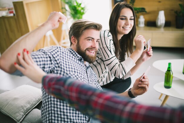 Amis excités, jouer aux cartes et s&#39;amuser