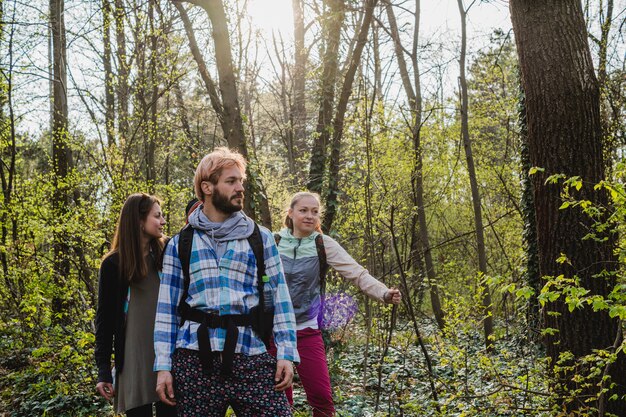 Amis explorant la forêt