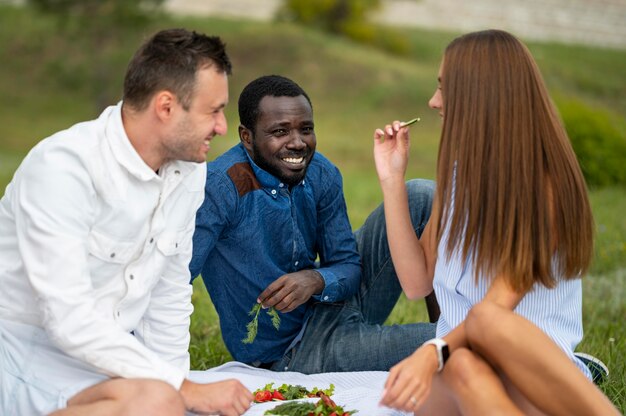 Amis à l'extérieur sur une couverture